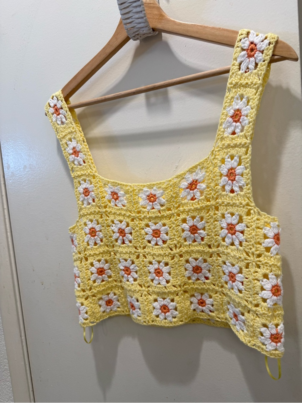 New Altar’s State Yellow Crocheted Daisy Crop Tank Top small - Picture 9 of 10